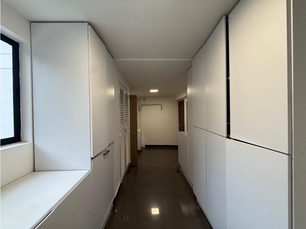 Venta de casa en La Abadía, Poblado con jardín y jacuzzi 420M2 — foto 6