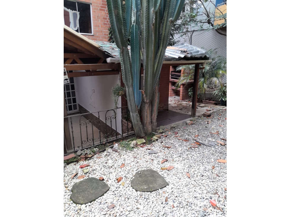 VENTA DE CASA CON JARDIN EN LA LOMA DE LOS BERNAL — foto 6