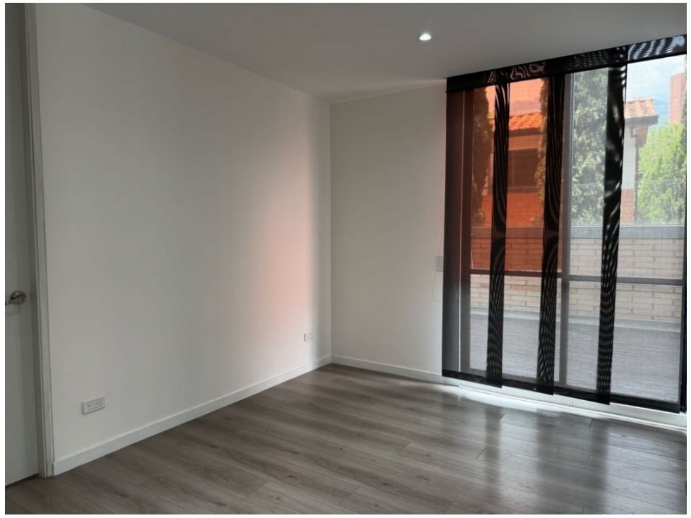 APARTAMENTO CON TERRAZA LOMA DEL ESMERALDAL CON COLEGA — foto 5