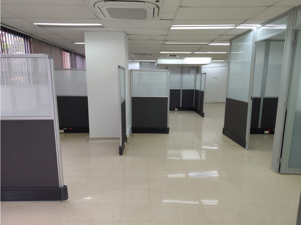 ARRIENDO AMPLIA OFICINA EN EL POBLADO MILLA DE ORO. — foto 4