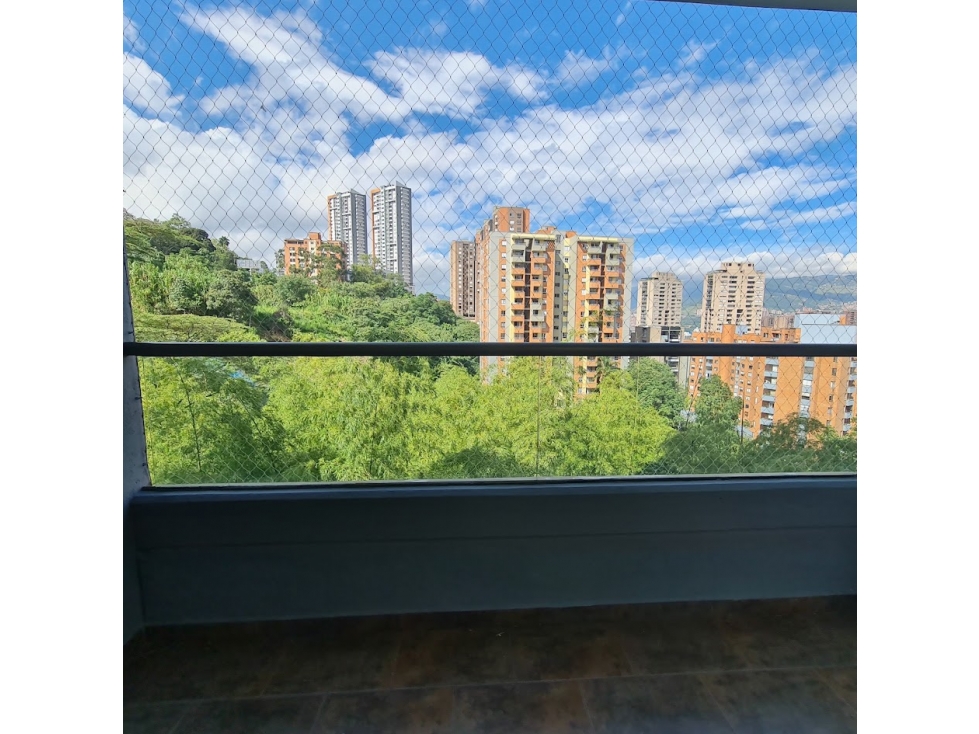 Apartamento en venta El Poblado, sector Loma de San Julián.