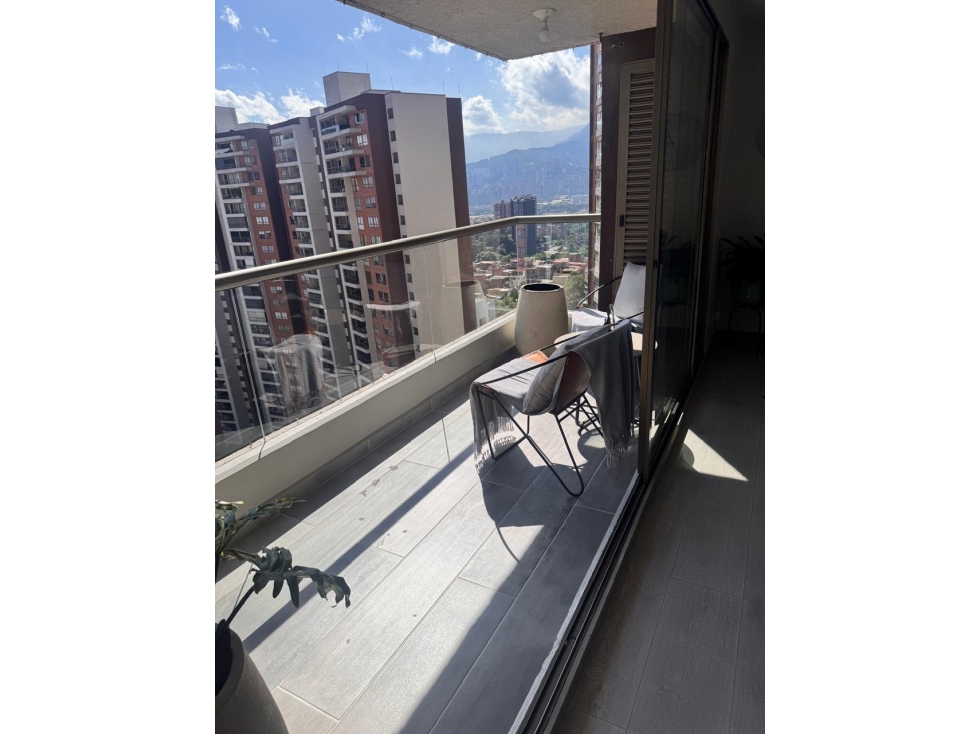 VENTA DE APARTAMENTO EN LA LOMA DE LOS BERNAL — foto 2