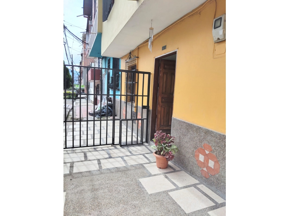 SE VENDE CASA PRIMER PISO EN CAMPO VALDES MUY BIEN UBICADA — foto 3