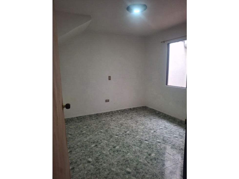 Amplia casa en segundo piso 4 Habitaciones en Buenos Aires Medellín — foto 6
