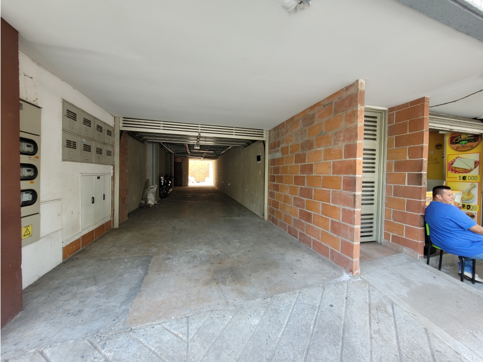 SE VENDE EXCELENTE LOCAL EN SANTA MÓNICA SOBRE VIA PPAL — foto 4