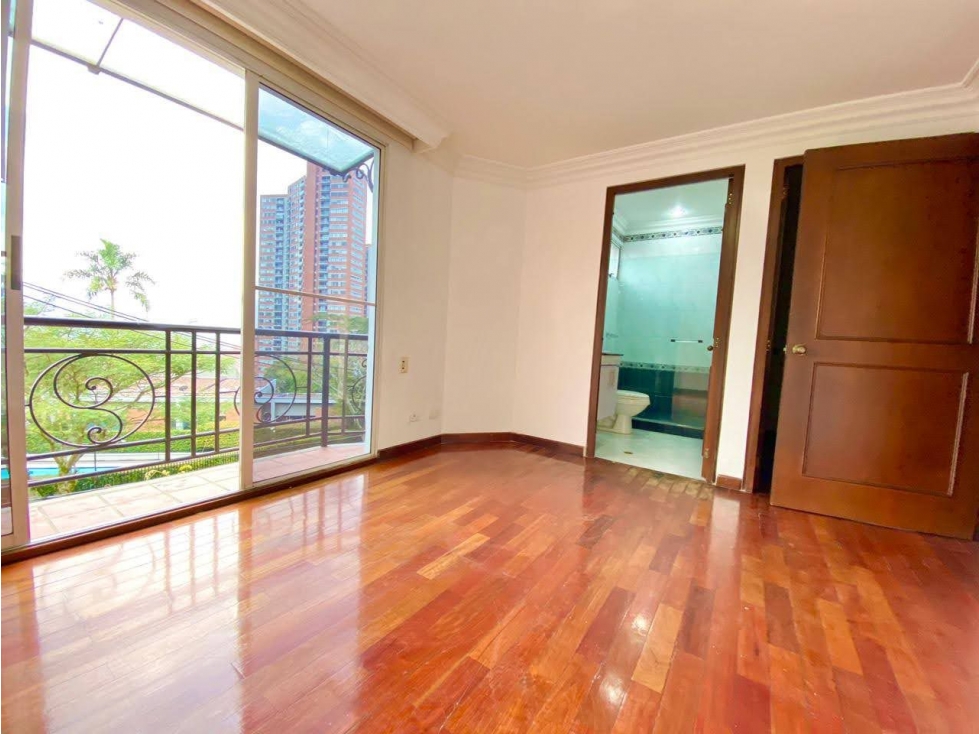 REBAJÓ VENDO CASA 3 NIVELES? Medellín, El Poblado | Unidad Cerrada — foto 5