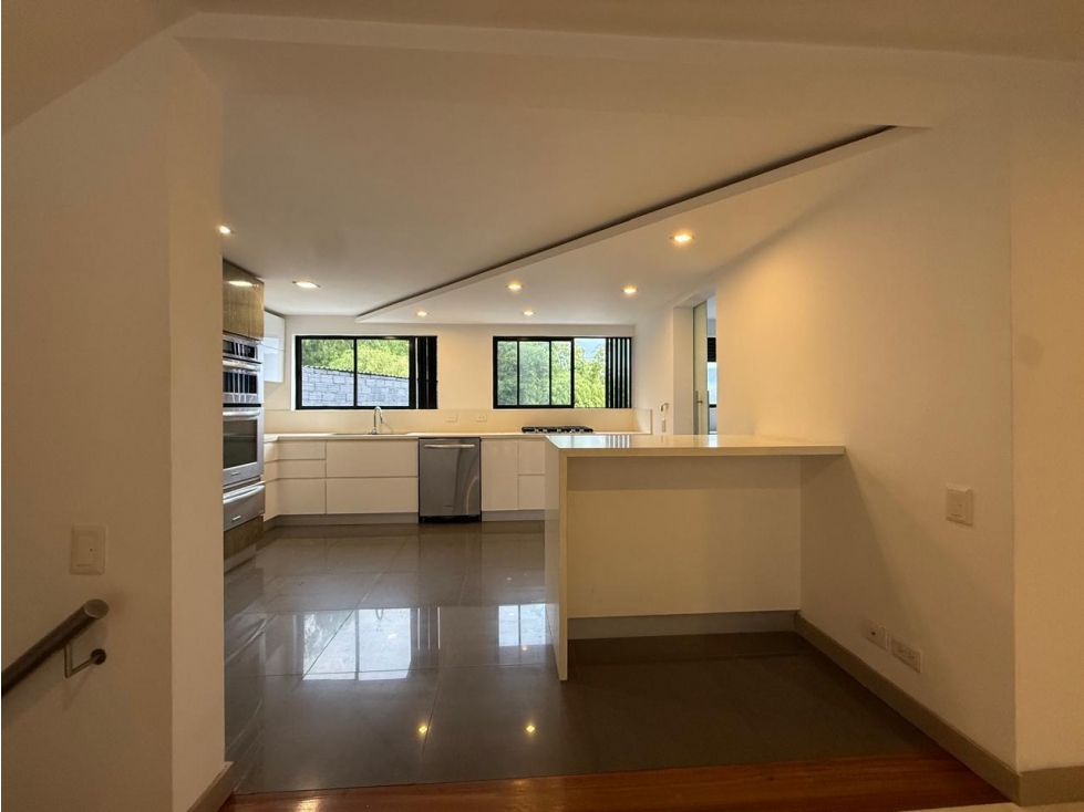 Venta de casa en La Abadía, Poblado con jardín y jacuzzi 420M2 — foto 3