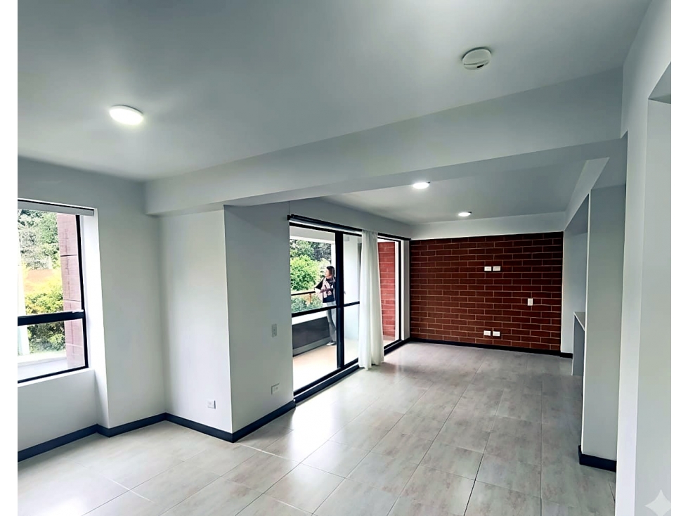 Apartamento de 77 m² en El Retiro: luz natural, ladrillo y balcón