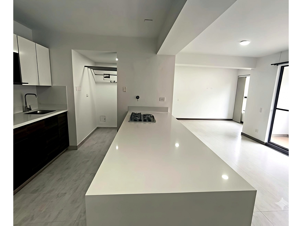 Apartamento de 77 m² en El Retiro: luz natural, ladrillo y balcón — foto 2