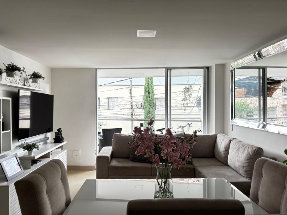 INVERSIONISTAS | Apartamento rentado, Segundo piso, Barrio Cristóbal