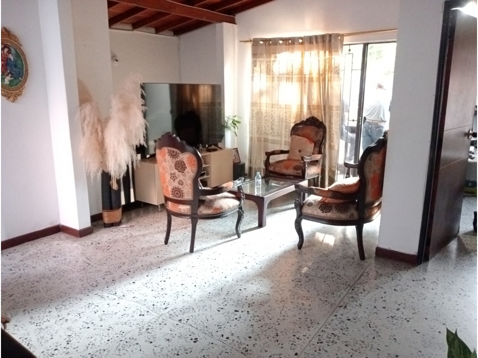 CASA UNIFAMILIAR LAURELES, CERCA AL MALL