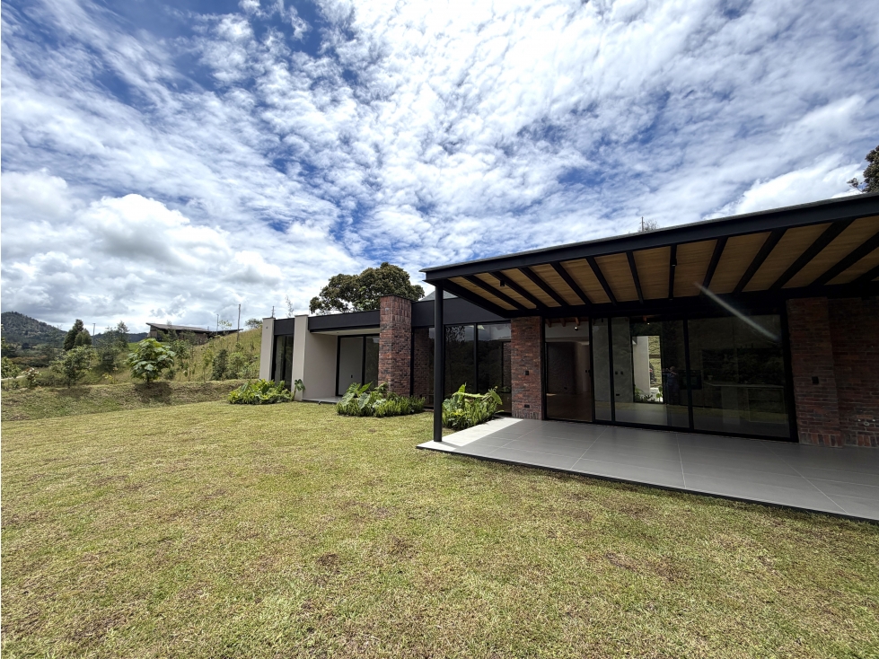 Espectacular y moderna casa campestre de un solo nivel en el Retiro — foto 2