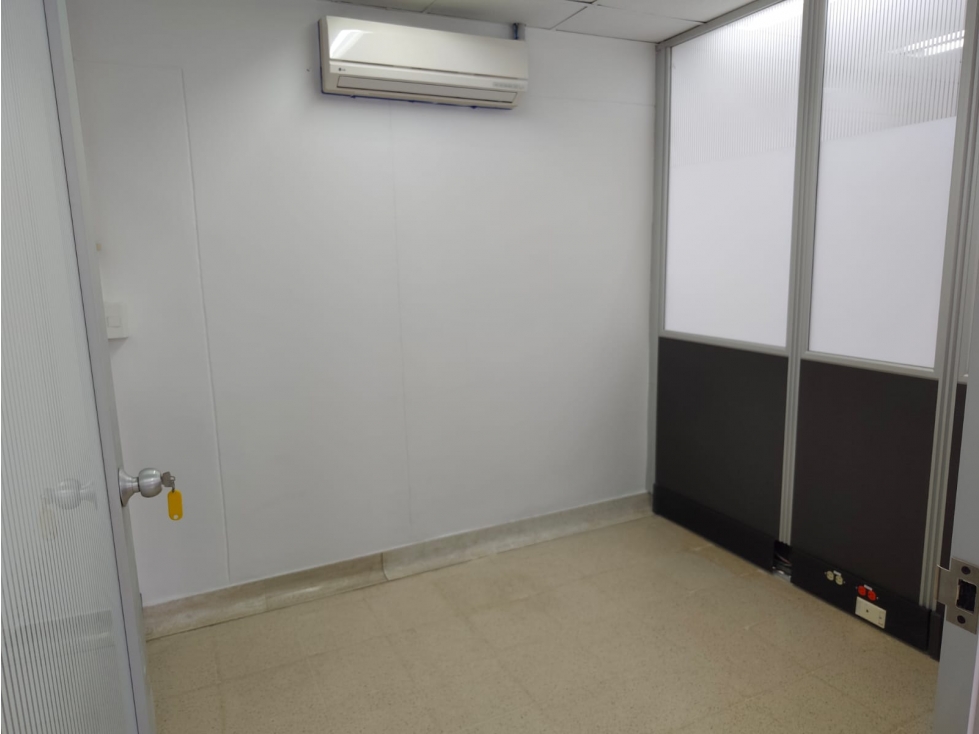 ARRIENDO AMPLIA OFICINA EN EL POBLADO MILLA DE ORO. — foto 5