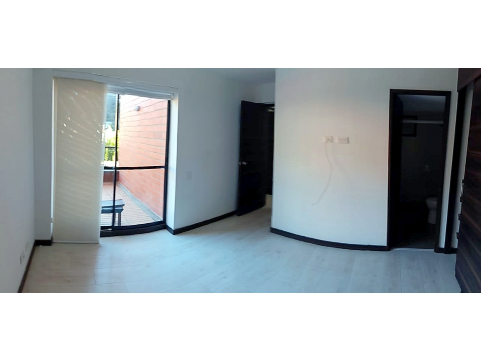 Apartamento de 77 m² en El Retiro: luz natural, ladrillo y balcón — foto 3