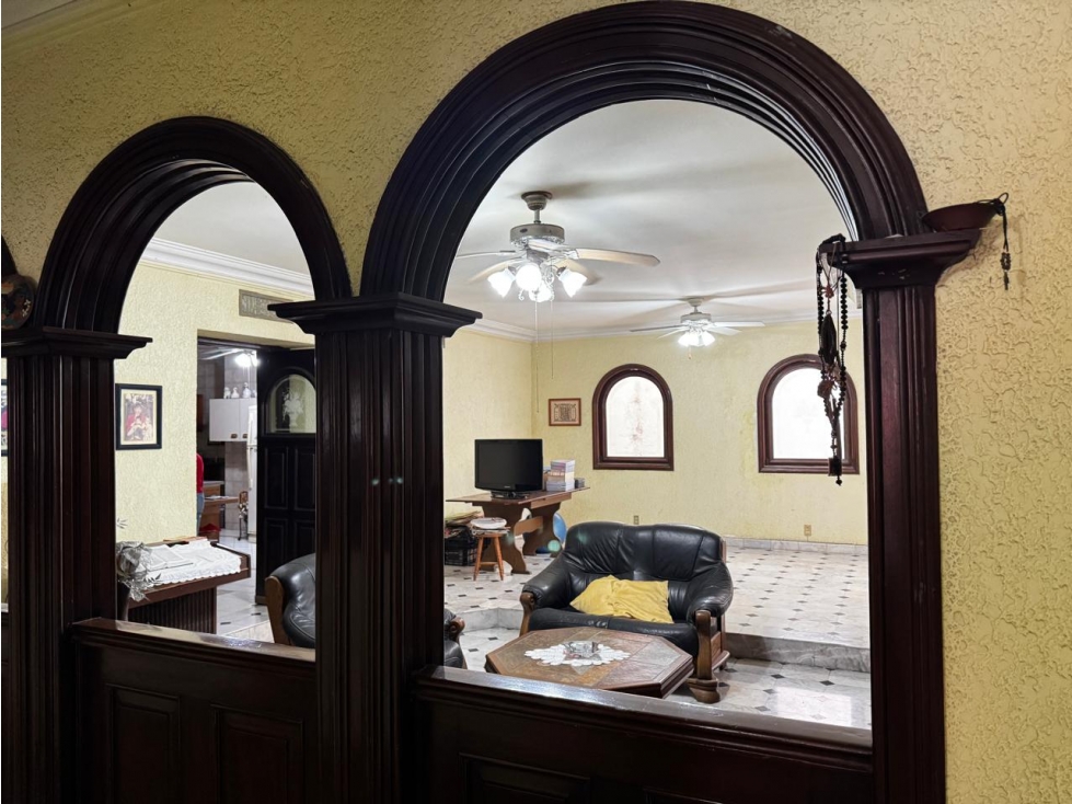 CASA EN VENTA EN AV. FLORES MAGON - 5