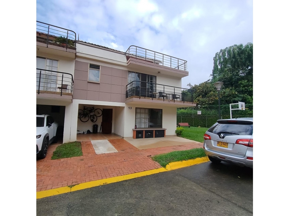 SE VENDE CASA - AV SUR?