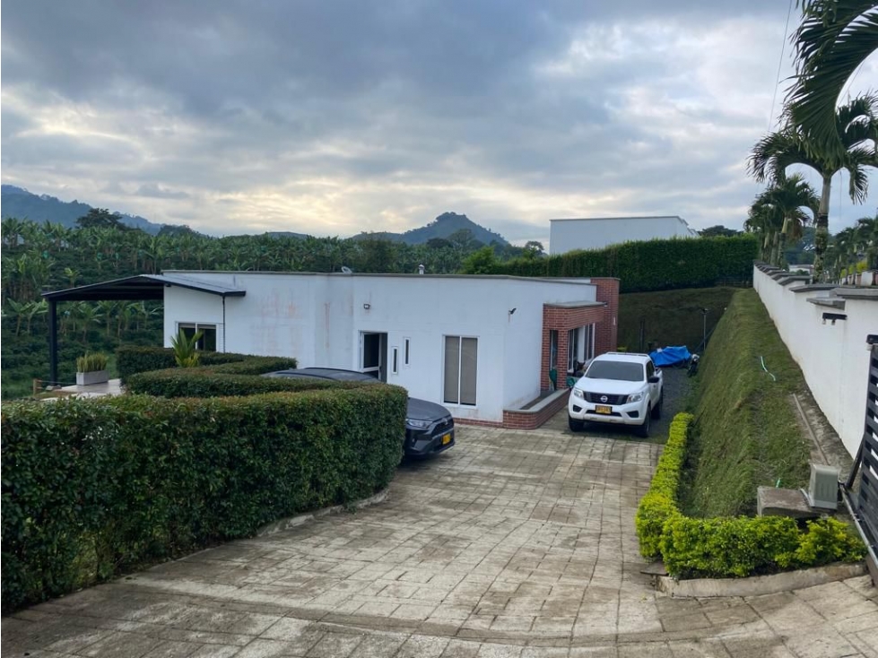 SE VENDE CASA CAMPESTRE - COMBIA