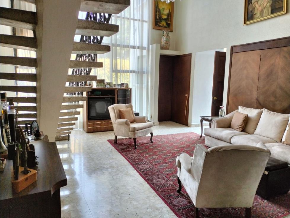 HERMOSA CASA PARA ACTUALIZAR CON ESPACIOS GENEROSOS