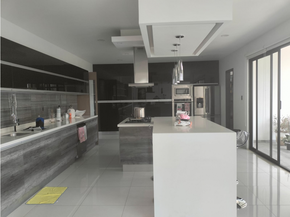HERMOSA RESIDENCIA EN BOSQUE ESMERALDA CON GRAN DISEÑO