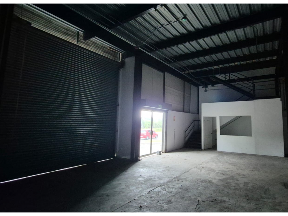 JUAN DIAZ / 500M / GALERA CON OFICINA / MEZZANINE / ANDEN / SOBRE VIA