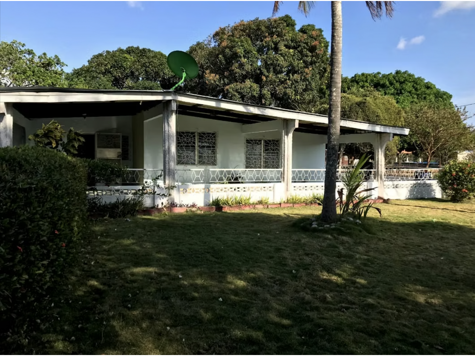 SE VENDE CASA 3400 M2 EN EL CENTRO COCLE PENONOME CON ZONAS VERDES