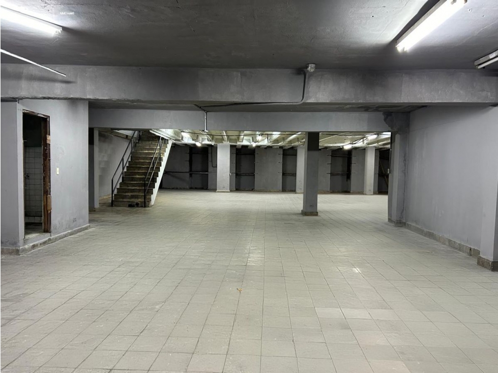BODEGA / CALIDONIA / 930 M2 / MEZZANINE / OFICINA / ELEVADOR DE CARGA - 6