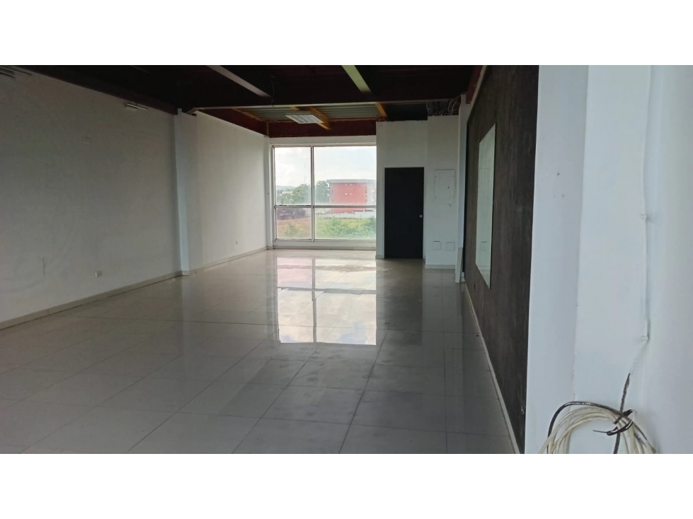 LOCAL / PLAZA VERSALLES / 75M2 / VIA PRINCIPAL / PISO MEDIO / VACIO