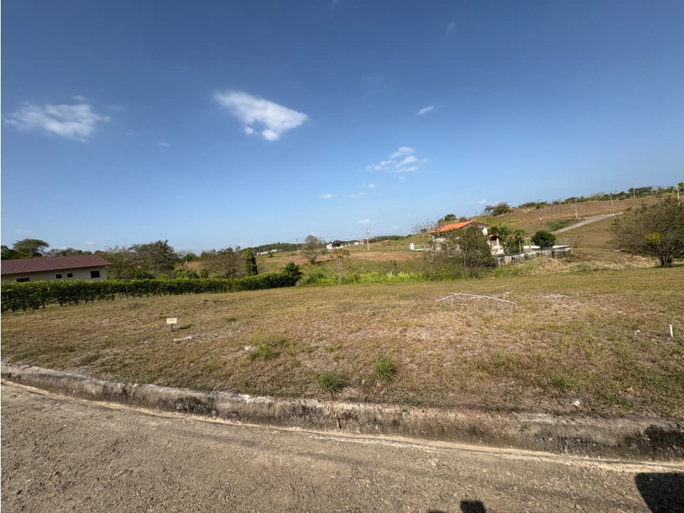 SE VENDE TERRENO PLANO DE 811 METROS EN QUEBRADAS DEL VALLE / AG