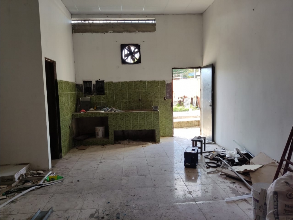 LOCAL / SOBRE VIA PRINCIPAL / CIUDAD BOLIVAR / 95M / PISO BAJO / VACIO — foto 2