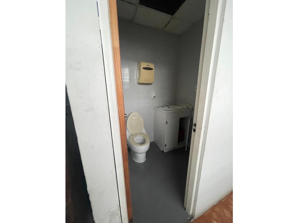 SE VENDE OFIBODEGA EN COLON SANTA ISABEL CON MEZZANINE SOBRE VIA - 3