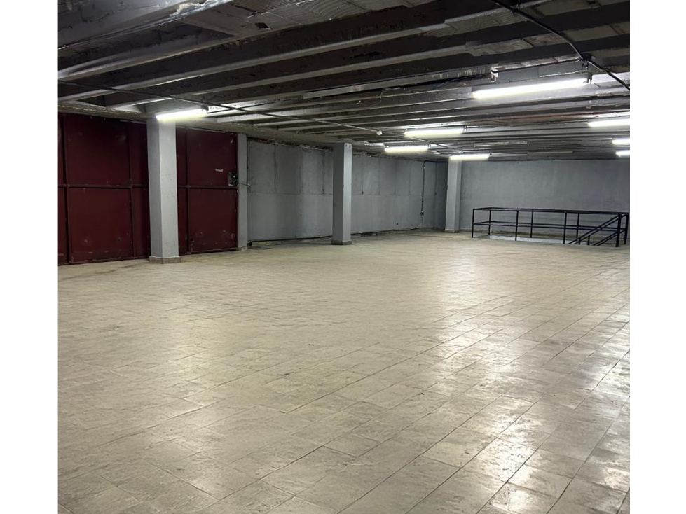 ALQUILER DE GALERA COMERCIAL EN CALIDONIA DE 3 NIVELES CON ELEVADOR - 4