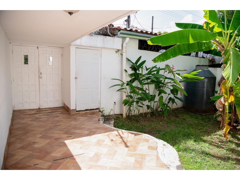 BETANIA / URB. LOS ANGELES / CASA DE 4 NIVELES / 450 m2 / PATIO — foto 2
