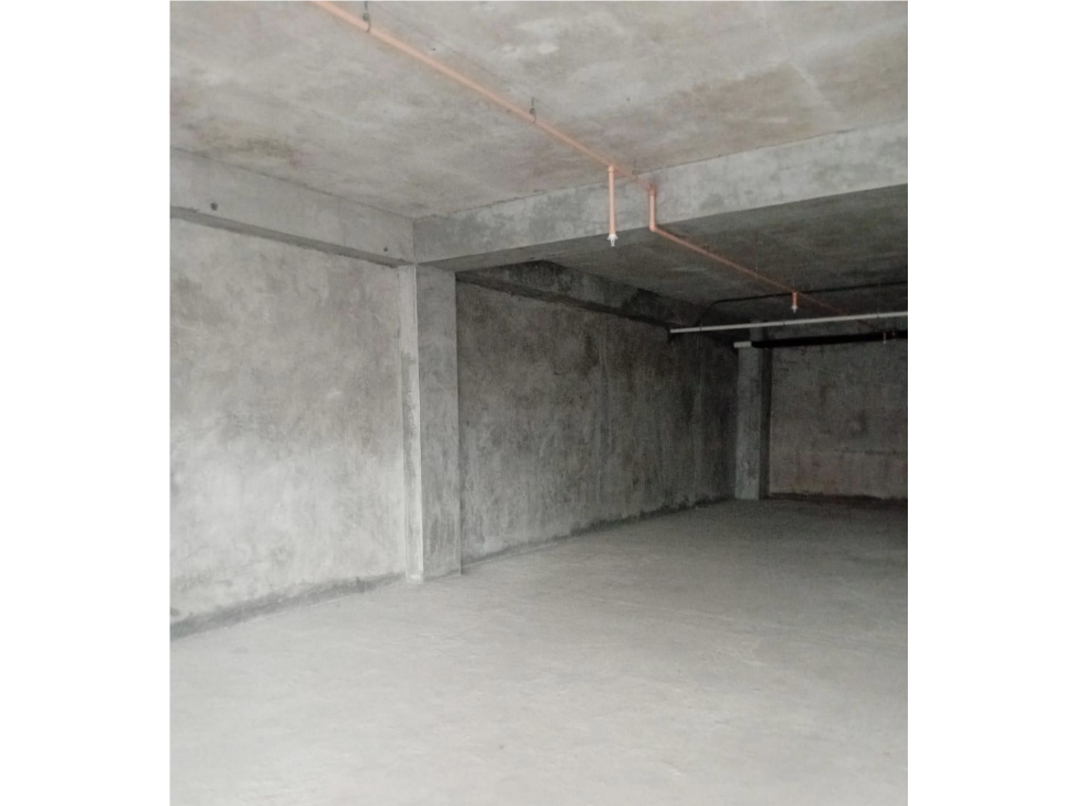 CENTRO COMERCIAL VILLA LUCRE / 139M / PISO MEDIO / SOBRE VIA PRINCIPAL