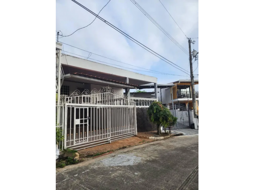 PUEBLO NUEVO / HATO PINTADO / 250 M2 / TERRAZA / BARRIADA LOS HARINOS
