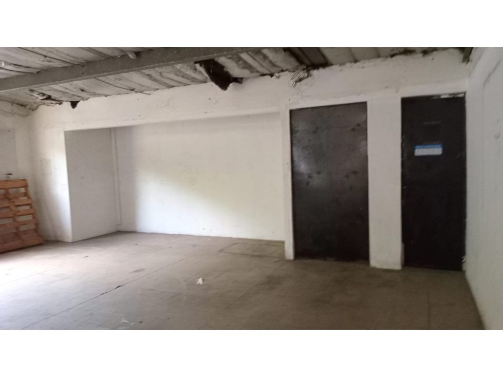 PEDREGAL / EL PARADOR / GALERA COMERCIAL / 245M2 / SOBRE VIA - 2