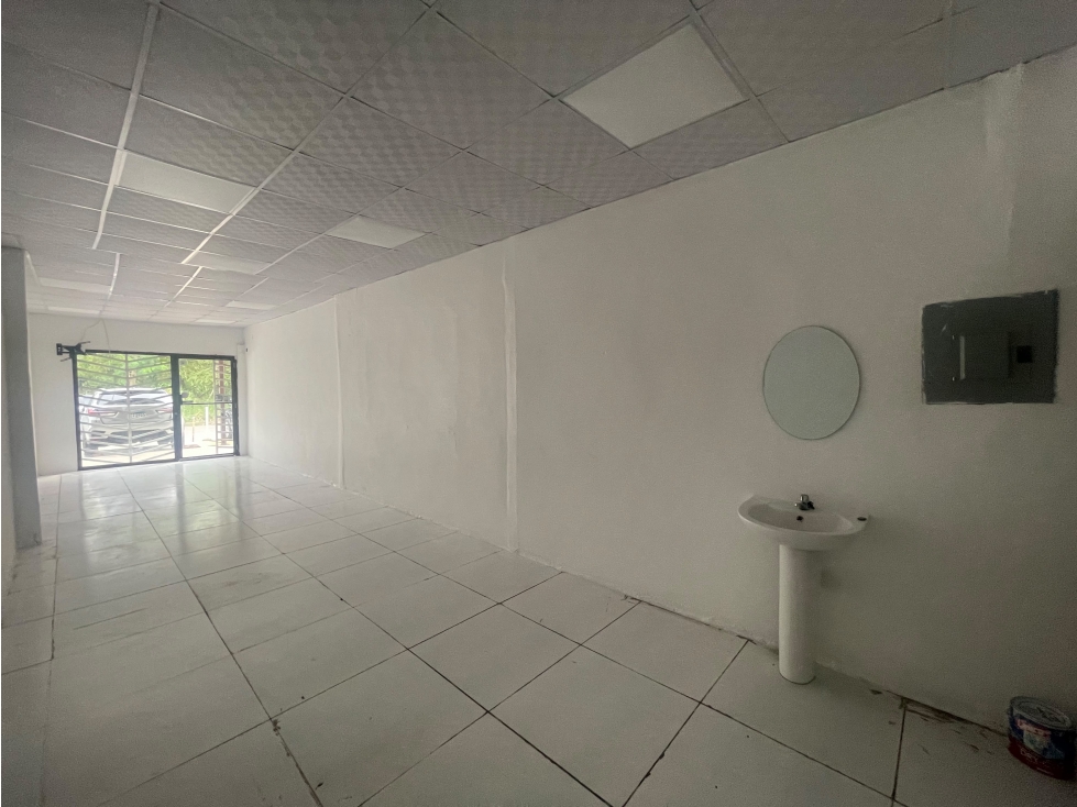 SE ALQUILA LOCAL COMERCIAL EN EL CRISOL 66M 1 BAÑO 2 DIVISIONES