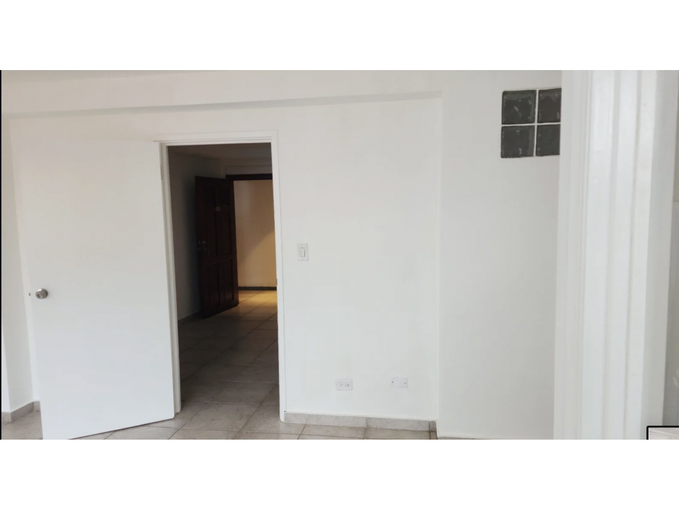 CALLE 50 / OFICINA / PLAZA VARIBE / 93M / DIVISIONES / PLANTA ALTA — foto 2