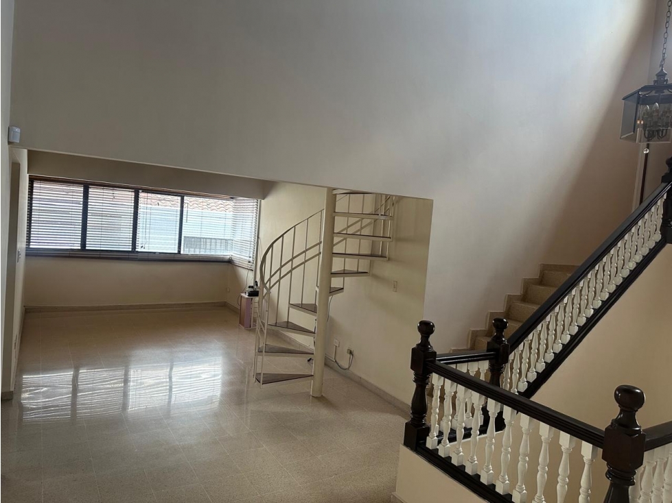 SE ALQUILA CASA EN BETANIA 341M 2 NIVELES 3 HABITACIONES NEGOCIABLE
