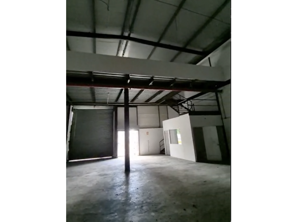 JUAN DIAZ / 500M / GALERA CON OFICINA / MEZZANINE / ANDEN / SOBRE VIA — foto 2
