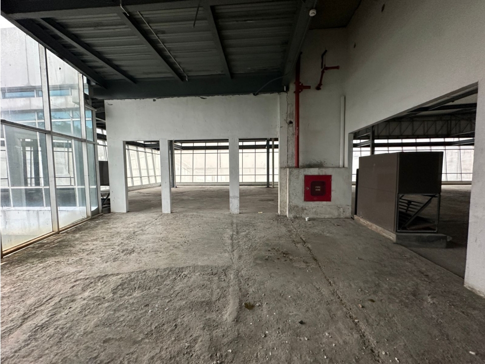COLON / ZONA LIBRE / 5854 M2 / 3 NIVELES / 15 PARKING / FRENTE A CALLE — foto 3