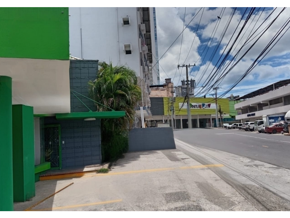 SE ALQUILA LOCAL COMERCIAL EN VISTA HERMOSA CON 12 PARKING SOBRE VIA - 1