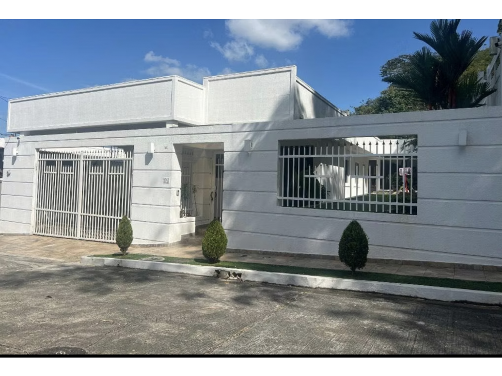 SE VENDE CASA EN BRISAS DEL GOLF 300 M2 CON HERMOSO PATIO LATERAL