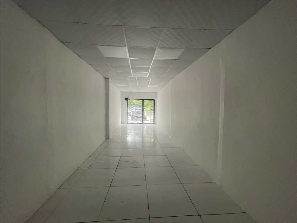 SE ALQUILA LOCAL COMERCIAL EN EL CRISOL 66M 1 BAÑO 2 DIVISIONES — foto 2