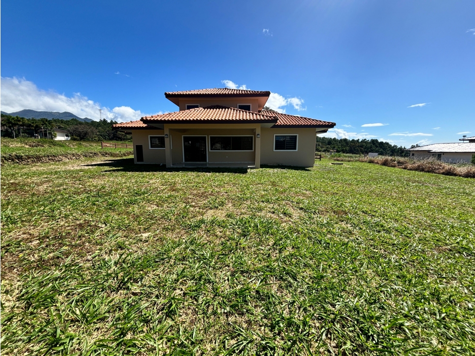 BOQUETE COUNTRY CLUB / 1704M2 / 2 HABITAC / 2 BAÑ / AMPLIO JARDIN - 2