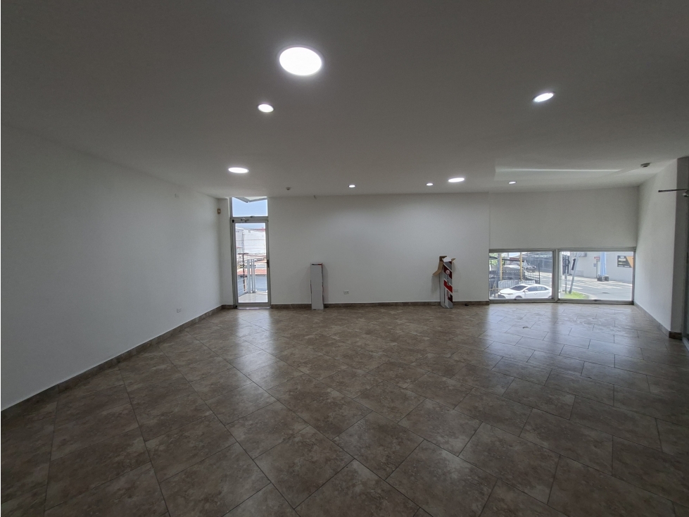 SE ALQUILA LOCAL PARQUE LEFEVRE 65M 1 BAÑO CON AIRE ACONDICIONADO