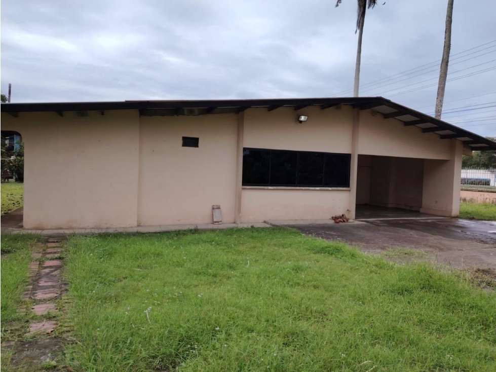 SE VENDE CASA TERRENO BOCAS DEL TORO ALMIRANTE 2400M ACCESO AL PUERTO