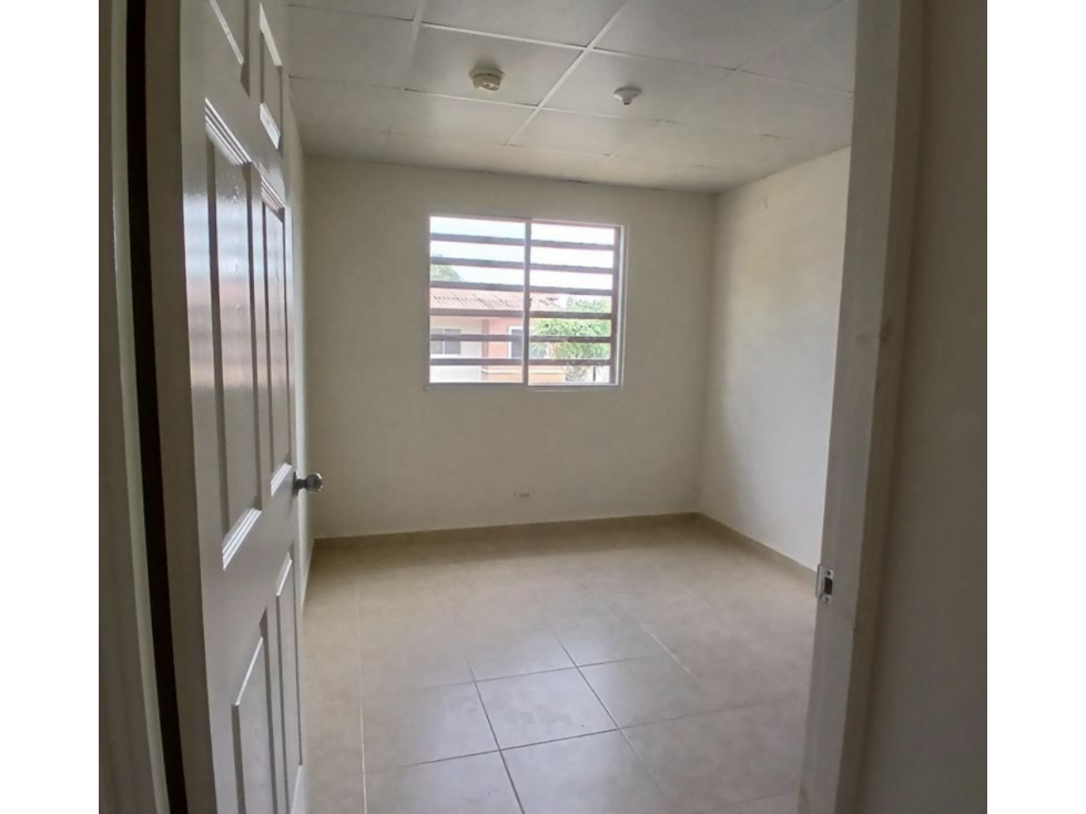 SE VENDE HERMOSA CASA 170M EN ARBOLEDAS LOS OLMOS CON ZONAS VERDES