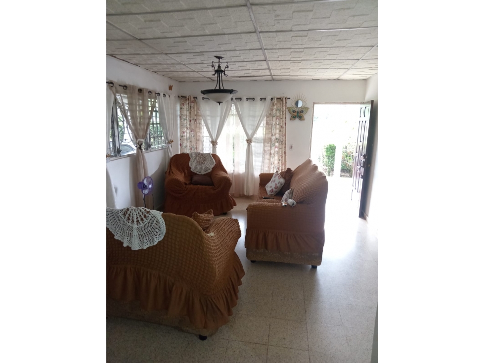 SE VENDE HERMOSA CASA 1200 M2 EN COCLE ANTON CON TERRAZA CERCADA - 1