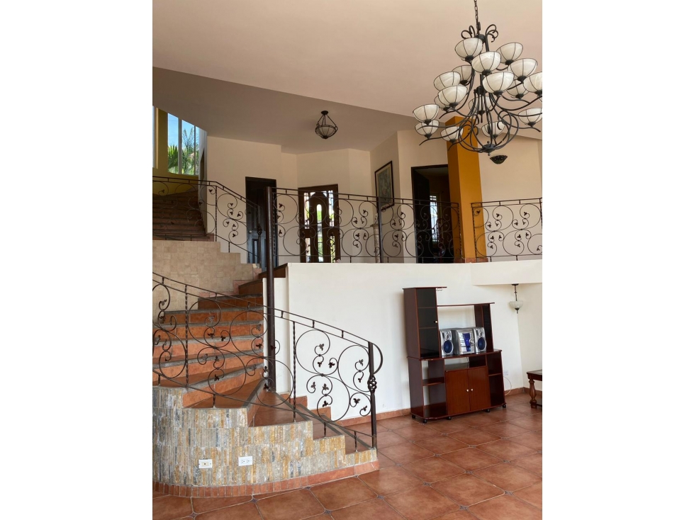 VILLA DE LAS FUENTES / 473M / 2 NIVELES / JACUZZI / 5 HABITAC
