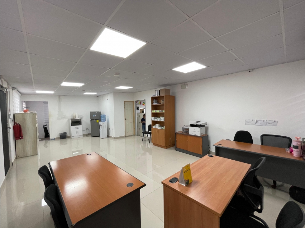 OFICINA / CHORRERA / 1800 M2 / 3 BAÑOS / 3 DIVICIONES / DEPOSITO